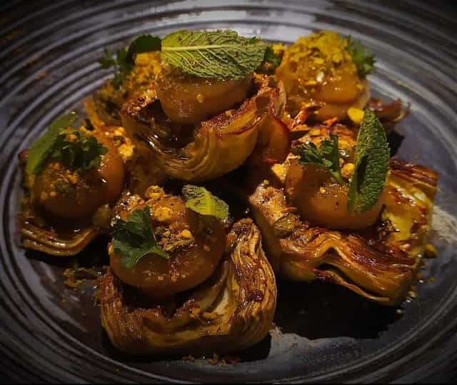 Alcachofas a la romana con crema de cebolla
