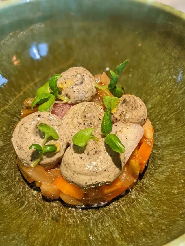 Caponata siciliana con emulsión de berenjena a la brasa