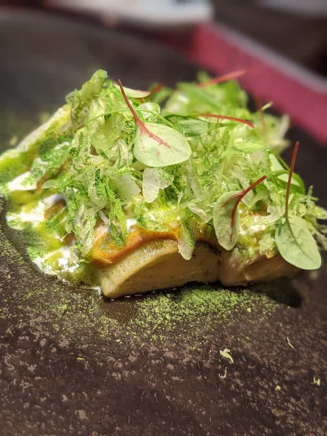 Espárragos blancos a la brasa con lactonesa de espárragos y aceite de perejil