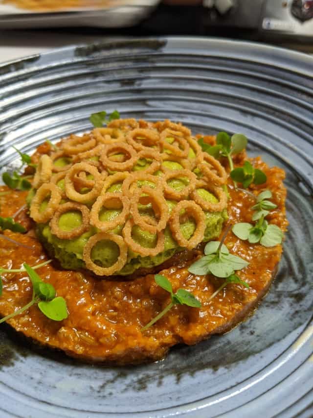 Lasagna Deconstruida de ragù della domenica, bechamel de albahaca y pasta frita