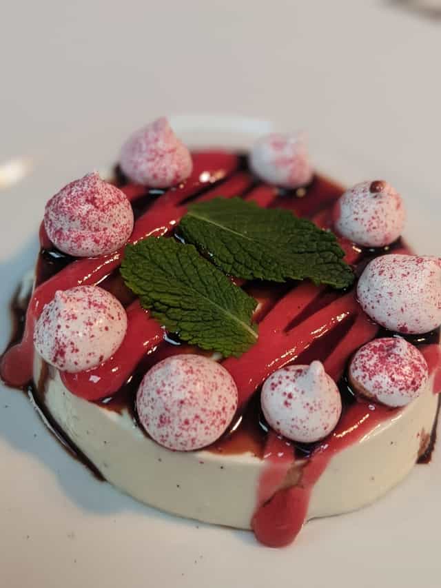 Pannacotta de vainilla con coulis de frutos rojos y reducción de balsámico
