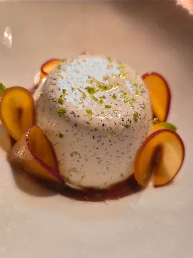 Pannacotta infusionada con vainilla, piel de lima y naranja y albaricoque