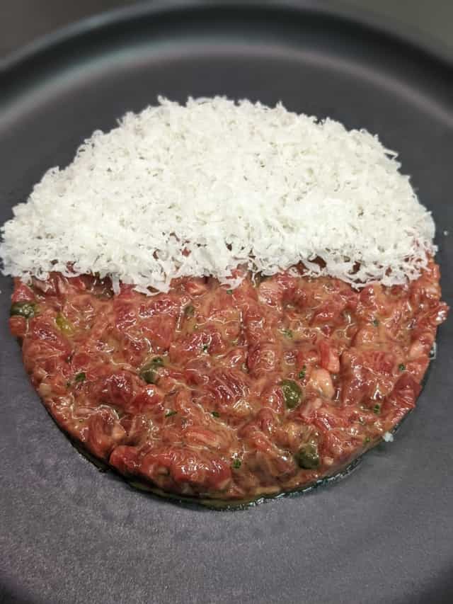 Tartar de ternera con provolone del Monaco