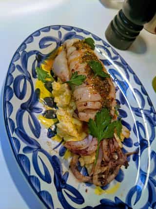 Calamar a la brasa con ensalada de patatas y chimichurri