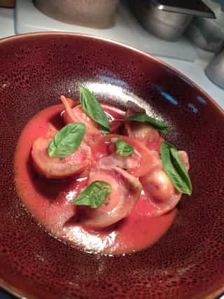 Cappellacci de ricotta, reducción de tomate cherry y lardo di Colonnata