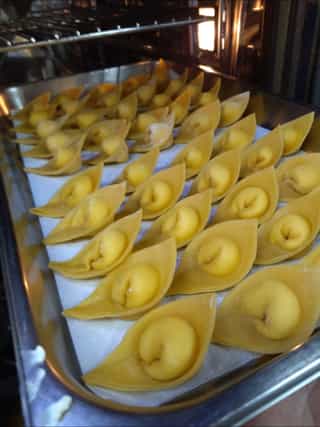 Cappellacci rellenos de ricotta, parmesano y ralladura de limón