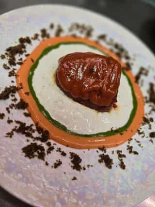 Caprese con tomate asado, crema de burrata, emulsión de tomate y albahaca