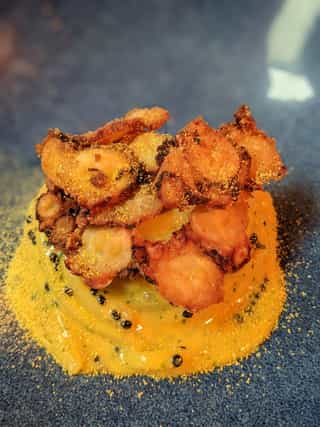 Carbomare con pulpo frito y polvo de limón