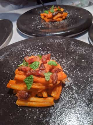 Caserecce con salsa de pimientos asados y guanciale