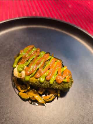 Flor de calabacín rellena de ricotta y calabacín en escabeche