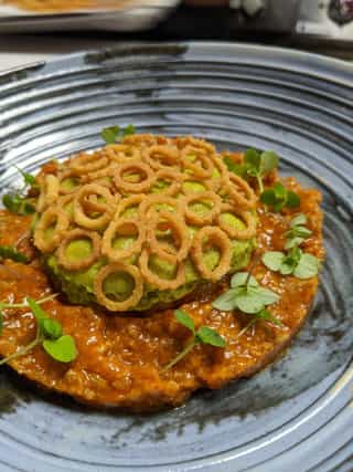 Lasagna Deconstruida de ragù della domenica, bechamel de albahaca y pasta frita