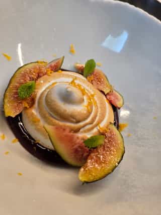 Merengue con higos de temporada
