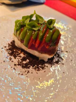Mozzarella con tomate asado, emulsión de tomate y emulsión de albahaca