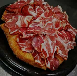 Pizza frita con coppa artesanal