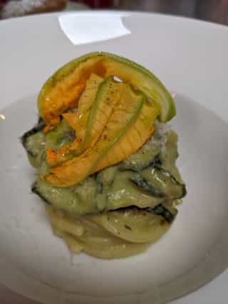 Spaghettone alla Nerano con flor de calabacín