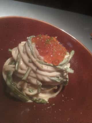 Spaghettone en crema ligera de espárragos verdes y huevas de salmón